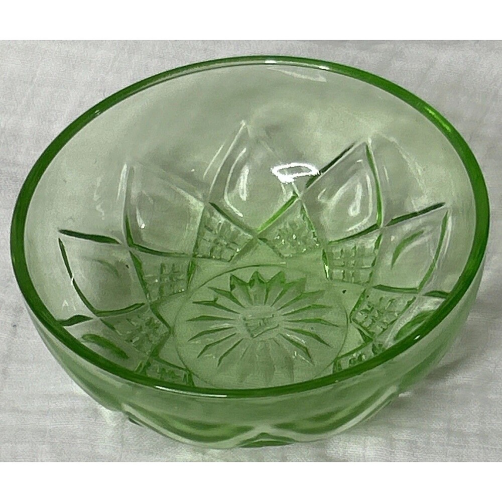 Vintage HAZEL ATLAS "DIAMOND ARCHES" URANIUM DEPRESSION GLASS BOWL Green~Glows